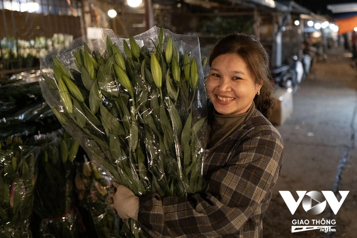 Đi chợ hoa Quảng Bá vào ban đêm là một trải nghiệm đặc biệt, một nét văn hóa rất riêng của người Hà Nội...