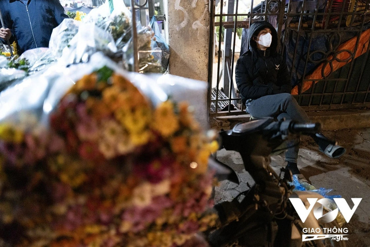 Sau nhiều giờ lao động, đến gần sáng, nhiều chủ hàng hoa bắt đầu thấm mệt, và phải tranh thủ chợp mắt để đến sáng sớm lại tiếp tục công việc, khi có nhiều khách lẻ đến chợ mua hoa.