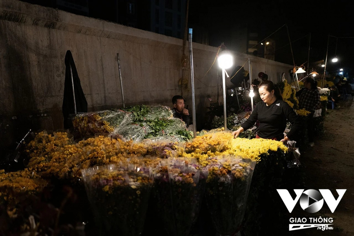 Anh Hà, một người làm nghề trang trí hoa cưới cho biết, anh thường xuyên lên chợ hoa Quảng Bá để mua hoa về trang trí, chủ yếu là những loại hoa phổ biến, còn những hoa theo yêu cầu đặc biệt của khách thì anh sẽ đặt ở Đà Lạt hoặc đặt chủ hàng quen ở chợ Quảng Bá chuyển về...