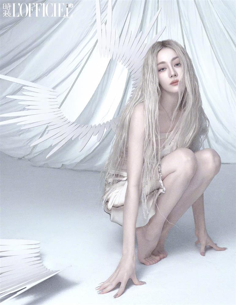 Hình ảnh hóa thiên thần tóc trắng của Địch Lệ Nhiệt Ba nhận được vô số lời khen ngợi của công chúng. Có nhiều ý kiến bày tỏ trông cô nàng đẹp hơn hẳn thời đóng An Lạc Truyện cùng Cung Tuấn. Các chuyên gia trang điểm đã khéo léo trong việc áp dụng kĩ thuật đánh mắt khói (smokey eyes), mix cùng son nude, để tăng chiều sâu cho đôi mắt, cân bằng độ tương phản với mái tóc, tạo nên sự hài hòa cho tổng thể khuôn mặt.