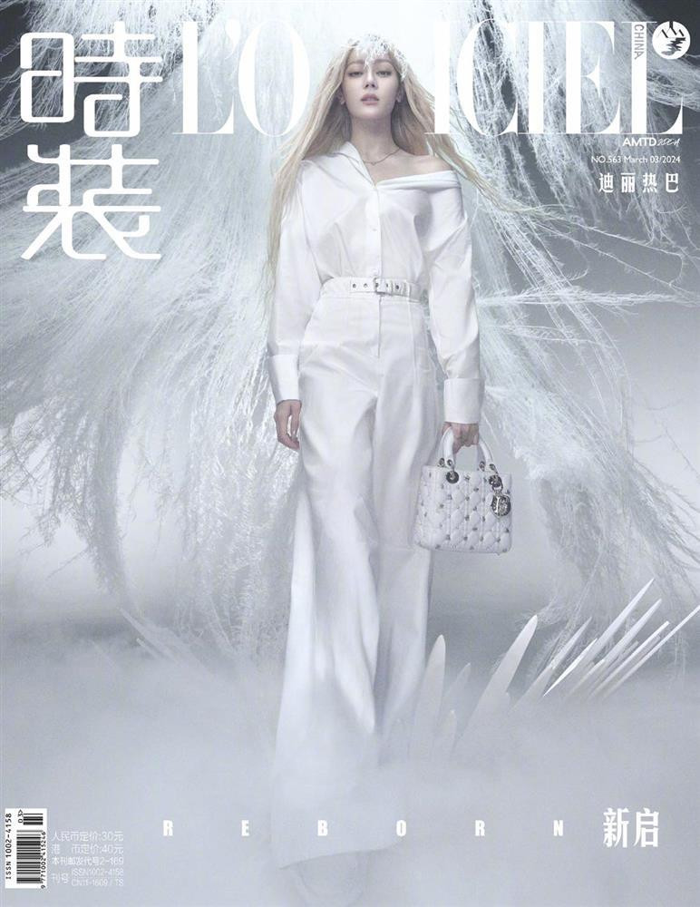 Trong quá khứ, màu tóc này kết hợp với những lựa chọn trang điểm sến sẩm đã vô tình làm lu mờ vẻ đẹp tự nhiên của cô, khiến nhiều người hâm mộ tiếc nuối. Tuy nhiên, mới đây, Địch Lệ Nhiệt Ba đã một lần nữa thử thách bản thân với mái tóc bạch kim khiến CĐM phát sốt.