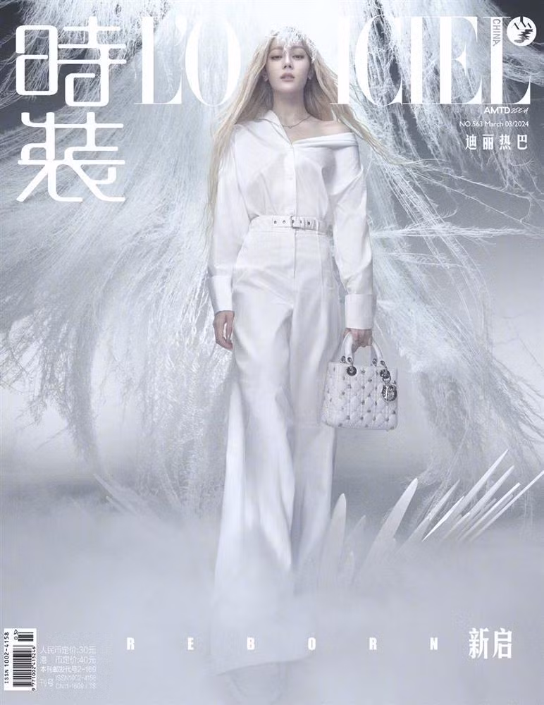 Trong quá khứ, màu tóc này kết hợp với những lựa chọn trang điểm sến sẩm đã vô tình làm lu mờ vẻ đẹp tự nhiên của cô, khiến nhiều người hâm mộ tiếc nuối. Tuy nhiên, mới đây, Địch Lệ Nhiệt Ba đã một lần nữa thử thách bản thân với mái tóc bạch kim khiến CĐM phát sốt.