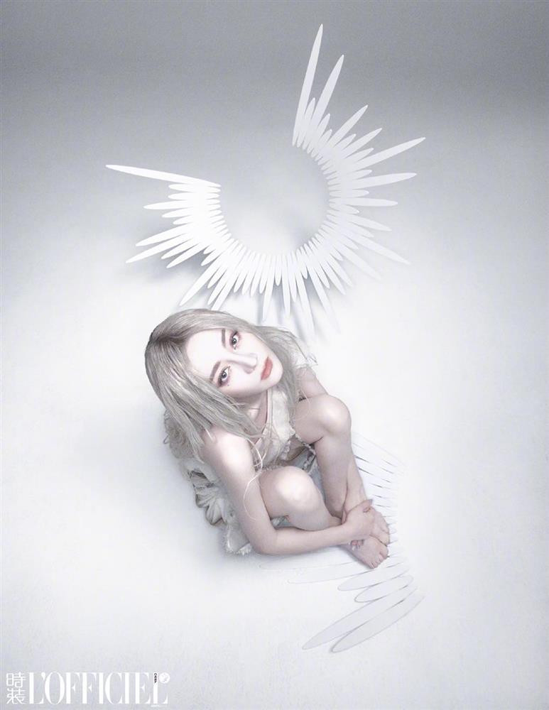 br/> Tạp chí L'OFFICIEL đã nhá hàng hình ảnh đầu tiên của Địch Lệ Nhiệt Ba trên trang bìa tháng 3. Trong hình ảnh mới, nàng mỹ nữ Tân Cương để một mái tóc màu bạc cực kỳ bắt mắt. Ánh mắt sắc lạnh của Địch Lệ Nhiệt Ba cũng là điểm thu hút người nhìn.