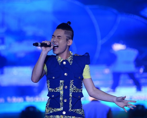 Hữu Thiên lần đầu được biết tới thi thay Hoài Linh nhận giải thưởng trong đêm trao giải HTV Awards diễn ra tối 5.4.