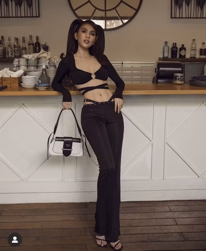 Ngọc Trinh cũng là một trng những chân dài thường chọn các kiểu áo lạ mắt, khoét trên, cắt dưới khi xuống phố. 