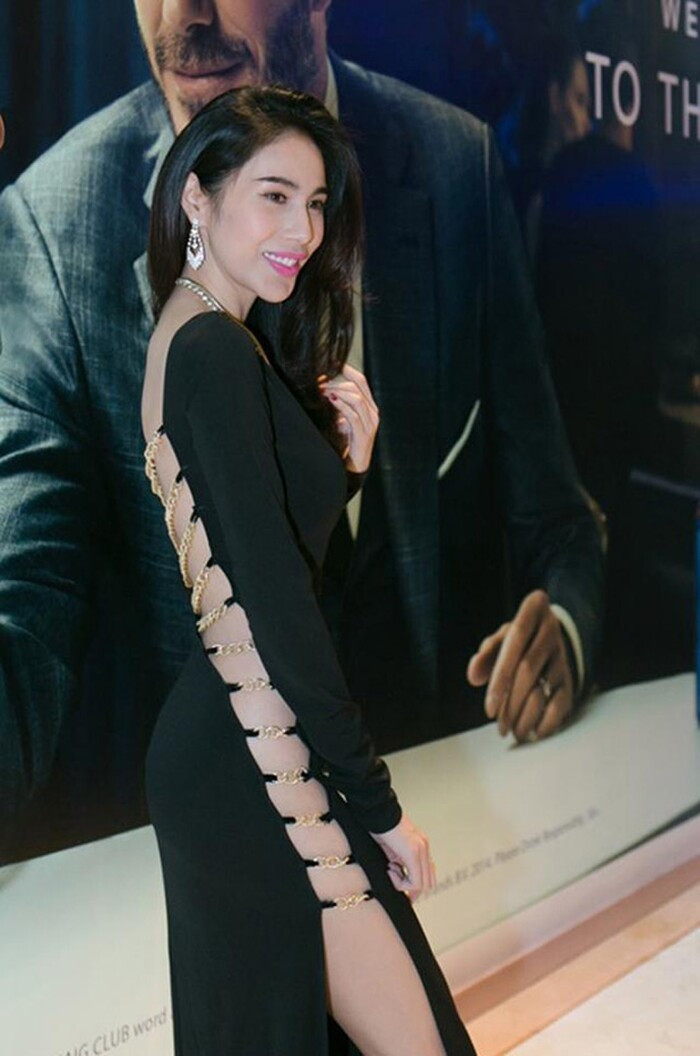 Mẫu đầm được nối với nhau bằng xích vàng khiến người mặc phải cực kỳ cẩn trọng trong từng bước di chuyển. 