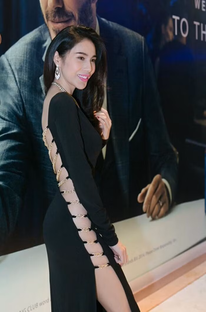 Mẫu đầm được nối với nhau bằng xích vàng khiến người mặc phải cực kỳ cẩn trọng trong từng bước di chuyển. 