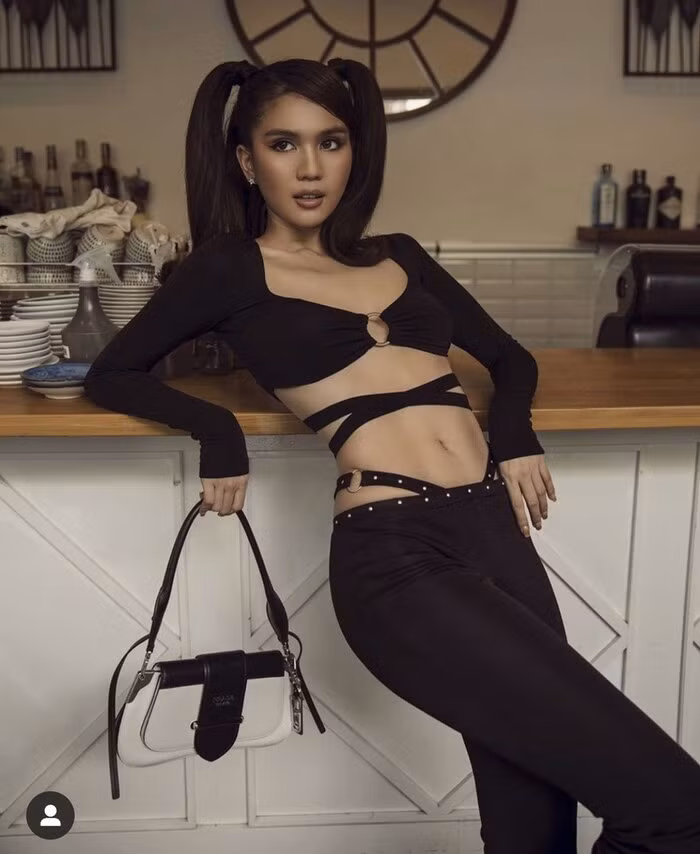 Táo bạo, khó nhằn... nhưng phải công nhận, kiểu đồ này thật sự rất hợp với "nữ hoàng nội y".