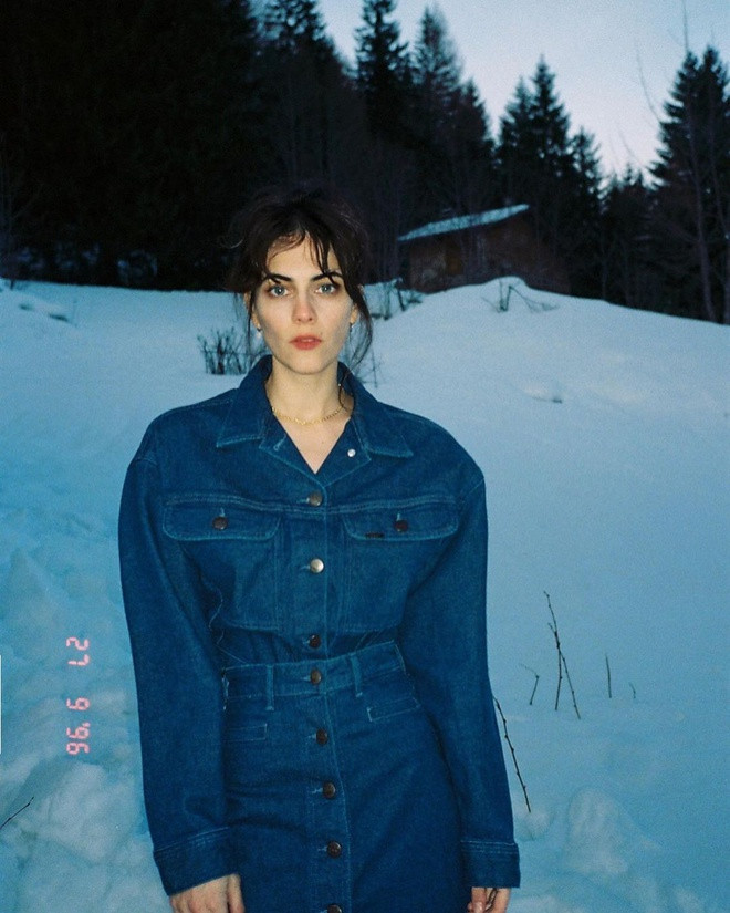 Nhan sắc của Anaïs Bouchard có nét mềm mại nhưng vẫn đầy sắc sảo. Sinh ra ở Paris (Pháp), cô có niềm đam mê mãnh liệt với âm nhạc và giảng dạy. Đồng thời, Anaïs thu hút sự quan tâm của các thương hiệu thời trang nhờ gu ăn mặc thanh lịch, quyến rũ. Ảnh: @anaisbouch.