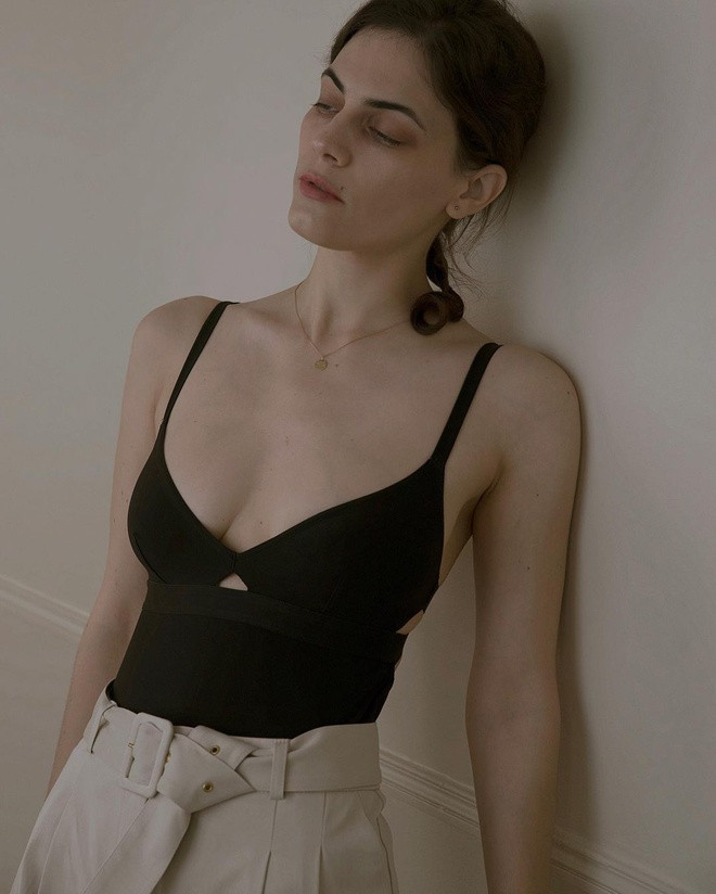 Vóc dáng thon gọn là điểm mạnh giúp Anaïs Bouchard dễ phối quần áo. Tuy nhiên, cô từng thừa nhận: "Tôi thích thể thao. Vậy nhưng thể thao lại không thích tôi. Tôi đang cố gắng bắt đầu tập luyện với xe đạp hoặc trượt patin. Ảnh: @anaisbouch.