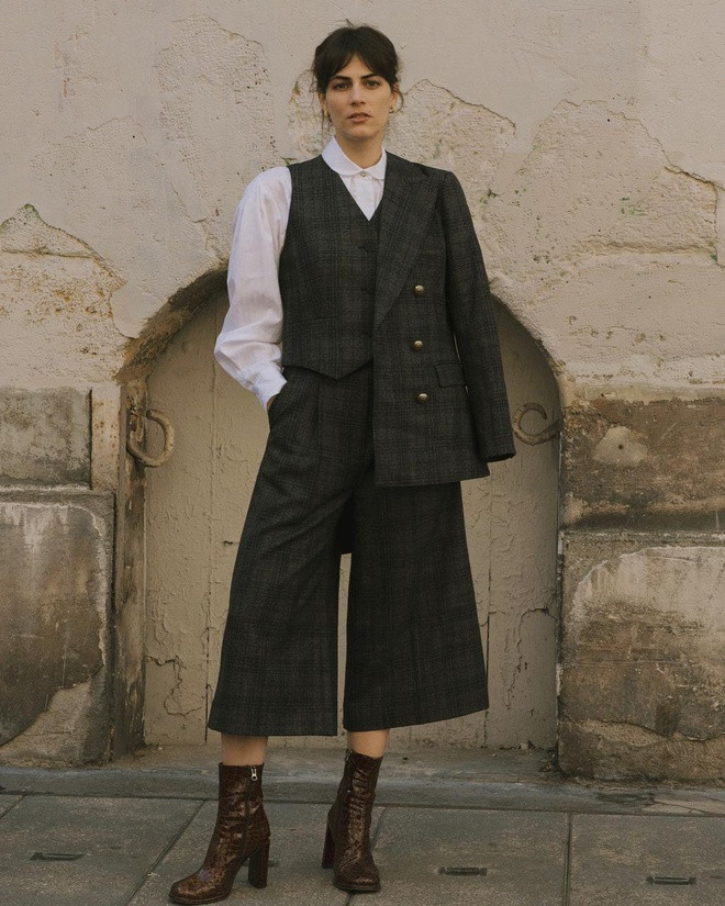 Cô bắt đầu có niềm đam mê với trang sức khi xỏ lỗ tai. Cách chọn vòng cổ và khuyên tai của Anaïs Bouchard theo lối đơn giản, có gam vàng. Ảnh: @anaisbouch.