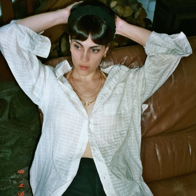 Theo Vogue Pháp, thật khó để định nghĩa Anaïs Bouchard. Cô là giáo viên dạy tiếng Pháp, nghệ sĩ dương cầm kiêm người mẫu. Bên cạnh đó, gu ăn mặc của Anaïs Bouchard cũng là chủ đề được dân mạng quan tâm. Ảnh: @anaisbouch.