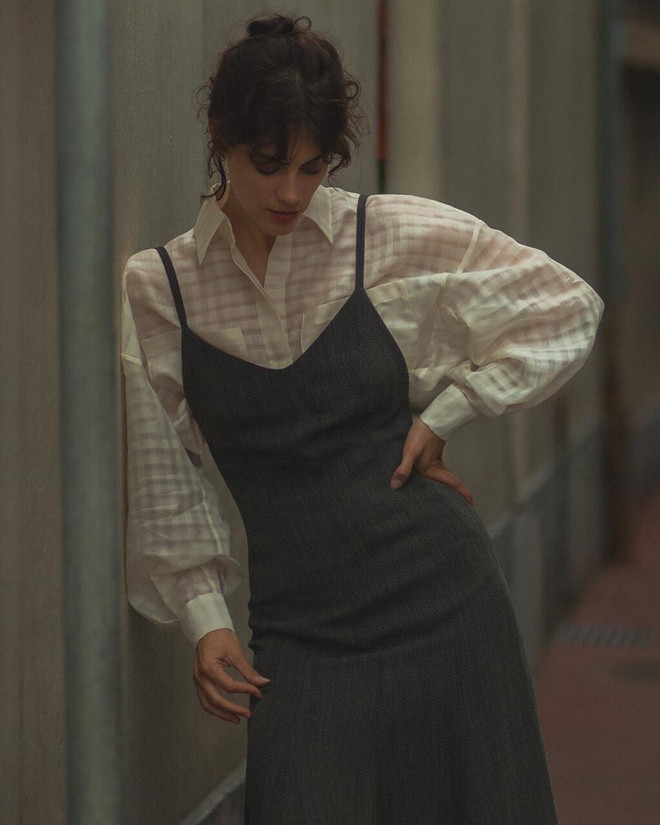 Anaïs đam mê chất liệu nhung, lụa và vải xuyên thấu. Nói về phom dáng, cô ưu tiên trang phục dáng rộng, hơi quá khổ. Khi nhắc đến phong cách retro nhưng sang trọng của thập niên 70, Anaïs sẽ nghĩ đến các thiết kế từ Gucci, Givenchy và Celine. Ảnh: @anaisbouch.