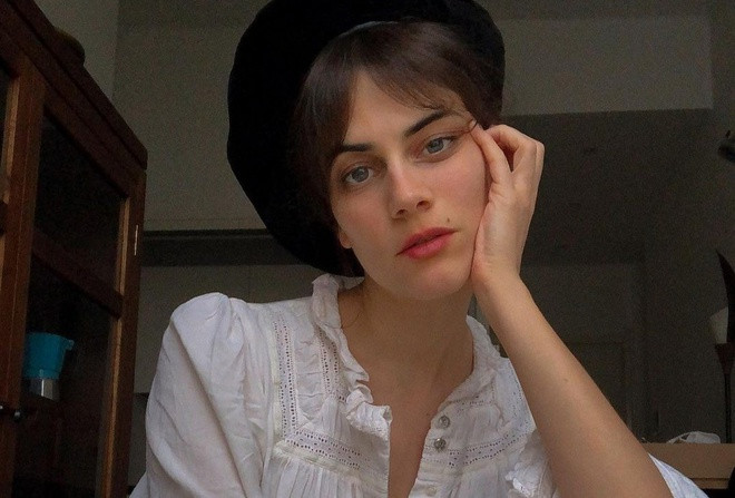 Anaïs Bouchard bắt đầu đội mũ nồi từ năm 10 tuổi. Ngoài ra, cô thường phối trang phục với loạt băng đô nhiều sắc màu. Các mẫu phụ kiện giúp tạo nên tổng thể lãng mạn, tinh tế. Ảnh: @anaisbouch.