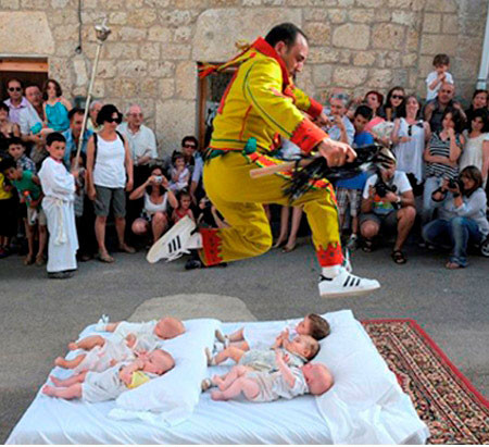 El Colacho: Nhảy qua em bé. El Colacho, là một kỳ nghỉ truyền thống tại Tây Ban Nha bắt đầu từ năm 1620 diễn ra hàng năm để kỷ niệm ngày lễ Công giáo Corpus Christi ở làng Castrillo de Murcia gần Burgos.