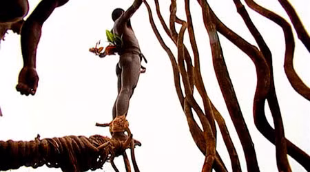 Tháp gỗ cũng có các độ cao khác nhau. Nghi lễ bắt đầu với các bé trai 8 tuổi nhảy từ độ cao thấp cho tới những người trưởng thành nhảy xuống từ độ cao 20-30m. Cú nhảy lý tưởng là cú nhảy từ độ cao lớn và tiếp đất gần mặt đất nhất, tức là vai phải chạm đất. Nghi lễ này khá giống trò chơi bungee jump trừ việc dây leo không an toàn như các thiết bị bảo vệ và đầu người đàn ông phải chạm đất, thế nên nó rất nguy hiểm. Người thực hiện bắt chéo 2 tay trước ngực để tránh chấn thương tay, đầu cúi xuống để vai có thể tiếp đất. Do đó, người nhảy có nguy cơ chấn thương rất lớn như gãy cổ. Vận tốc khi nhảy xuống có thể đạt 45 dặm/giờ.