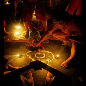 Nghi lễ thứ 2 là tạo ra hình ảnh của thần Orichas Elegua bằng cách điêu khắc để xua đuổi các linh hồn ma quỷ khỏi nhà linh mục. Nghi thức thứ 3 là nghi thức “chấp nhận chiến binh”, người linh mục sẽ được thần Orichas truyền năng lượng, trở thành một con người mới và sống với một số phận mới. Sau khi nghi lễ kết thúc, người linh mục sẽ phải mặc đồ trắng và tránh va chạm cơ thể với người khác trong suốt một năm.