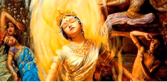 Sati: Vợ nhảy vào lửa theo chồng. Sati là một nghi thức cộng đồng phổ biến ở Ấn Độ thời trước. Khi người đàn ông trong một gia đình qua đời, người vợ sẽ phải nhảy vào lửa để “đi” theo chồng trong đám tang của ông ta. Có rất nhiều tài liệu cổ đã ghi rất chi tiết về điều kiện tham gia lễ Sati của phụ nữ. Theo đó, nếu góa phụ mang thai, đang trong chu kỳ kinh nguyệt hoặc kinh nguyệt không đều (dấu hiệu của việc mang thai) thì sẽ không được tham gia lễ Sati. Một yếu tố thú vị khác là vào ngày tang lễ, người vợ không mặc áo tang mà mặc bộ đồ cưới hoặc những quần áo đẹp nhất mình có.