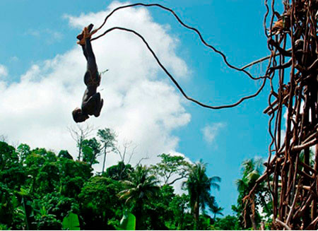 Lao mình xuống đất. Lao mình xuống đất là một nghi lễ phổ biến ở phía Nam đảo Pentecost, Vanuatu. Những người đàn ông trong vùng sẽ nhảy xuống từ các tháp gỗ với hai dây leo cây quấn quanh mắt cá chân mà không có bất cứ thiết bị an toàn nào. Theo tín ngưỡng tại đây, cú nhảy từ độ cao càng lớn thì mùa màng càng bội thu.