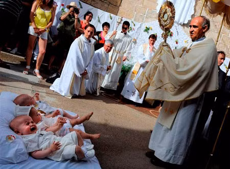 Trong kỳ nghỉ lễ có một nghi thức gọi là nhảy qua người các em bé. Một cô gái sẽ rải những cánh hoa hồng lên người các em bé được sinh ra trong vòng một năm trở lại đây. Một vị linh mục sau đó sẽ làm lễ phù hộ cho các bé và một người đàn ông trong trang phục quỷ, gọi là Colacho sẽ nhảy qua các em bé đang nằm trên phố. Nguồn gốc của nghi lễ này chưa được làm sáng tỏ nhưng mục đích của nó là để đảm bảo an toàn trong suốt cuộc đời cho em bé, giúp các bé tránh được ốm đau và ma quỷ.