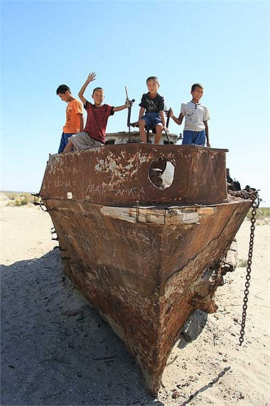 Khu vực này hiện tại cách bờ biển Aral khoảng chừng 150km, khô cằn như một sa mạc thực thụ.