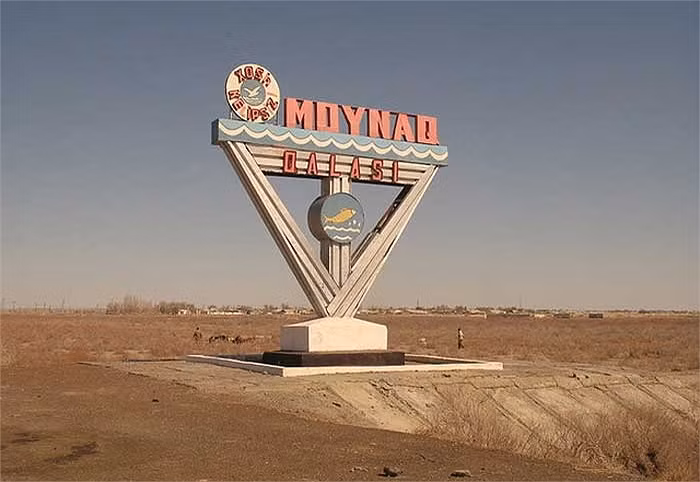 Nơi đây từng là một thành phố đông đúc thời Xô viết, nhiều dấu tích “phồn hoa” hiện vẫn còn sót lại ở vài nơi.