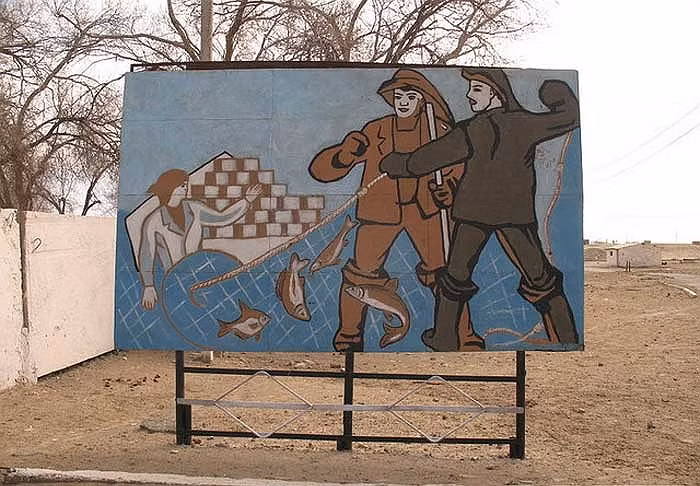 Vào những năm 1930, Liên Xô xây dựng một hệ thống kênh thủy lợi cực lớn lấy nước từ hai con sông Amu và Syr để phục vụ nông nghiệp.