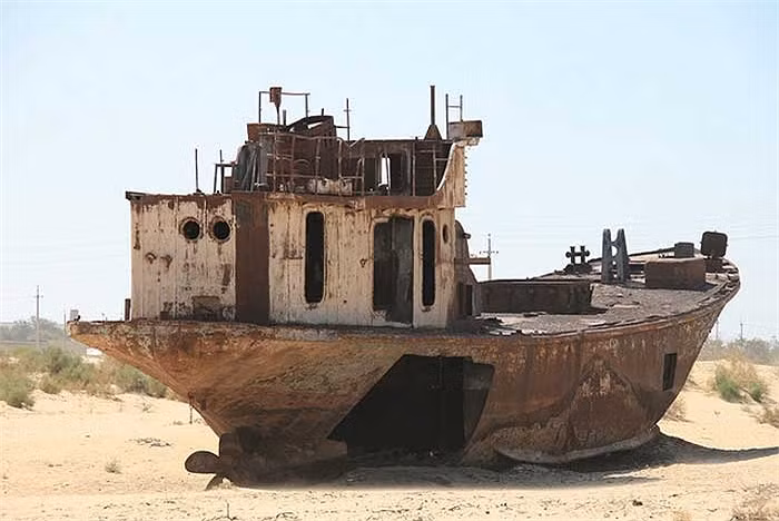 Thành phố Mo’ynaq bắt đầu chứng kiến những cư dân của mình lần lượt bỏ đi nơi khác định cư từ khoảng những năm 1980.