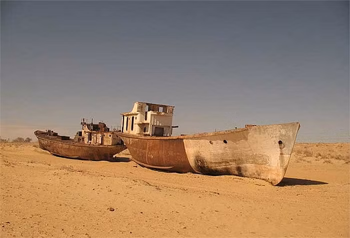 Sự sụp đổ của Liên Xô vào năm 1991 càng khiến cho quá trình hoang hóa của khu vực thành phố Mo’ynaq trở nên nhanh chóng.