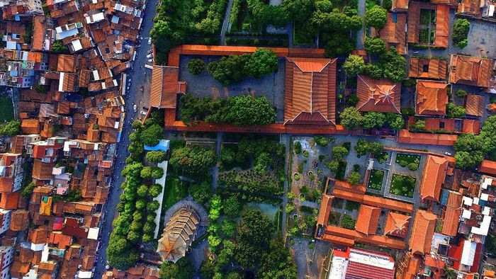 Ngày 25/7, UNESCO đã bổ sung Tuyền Châu vào danh sách di sản thế giới nhờ vai trò lịch sử "trung tâm giao thương thời Tống-Nguyên của Trung Quốc". Tuyền Châu là thành phố ven biển ở phía đông nam tỉnh Phúc Kiến. Toàn bộ khu vực phía đông nam Trung Quốc là nơi sinh sống của các dân tộc không phải người Hán từ thời cổ đại, sau đó bị đô hộ và sáp nhập vào đế chế Trung Quốc hơn 2.000 năm trước. Ảnh: theglobalherald.