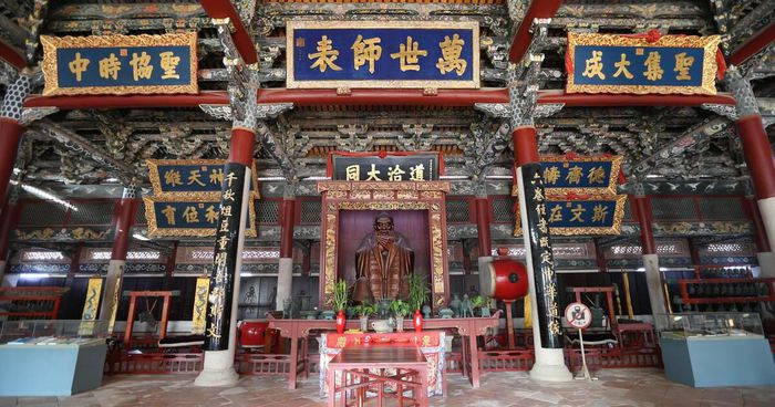 Khai Nguyên (Kaiyuan) là ngôi chùa Phật giáo lớn nhất ở Tuyền Châu, có lịch sử hơn 1.300 năm. Điểm đặc biệt nhất của ngôi chùa là tháp Zhenguo và Renshou, cặp tháp đá cao nhất ở Trung Quốc. Trong khi đó, Guandi là ngôi chùa linh thiêng với kiến trúc tuyệt đẹp. Nhiều người dân địa phương thường đến đây vào dịp đầu năm để tỏ lòng thành kính và nguyện cầu những điều tốt đẹp. Vào buổi tối, tại chùa Guandi sẽ tổ chức biểu diễn vở tuồng truyền thống của Tuyền Châu. Ảnh: UNESCO.