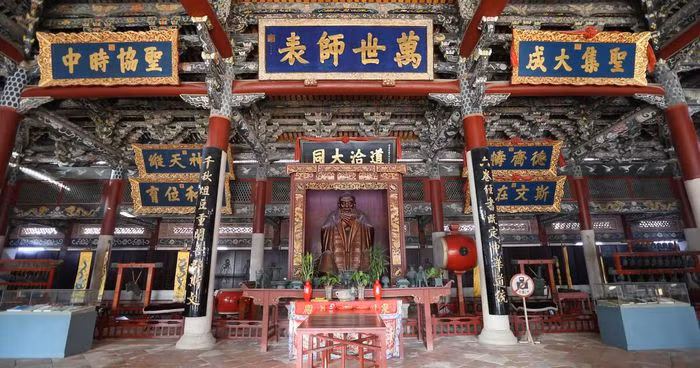 Khai Nguyên (Kaiyuan) là ngôi chùa Phật giáo lớn nhất ở Tuyền Châu, có lịch sử hơn 1.300 năm. Điểm đặc biệt nhất của ngôi chùa là tháp Zhenguo và Renshou, cặp tháp đá cao nhất ở Trung Quốc. Trong khi đó, Guandi là ngôi chùa linh thiêng với kiến trúc tuyệt đẹp. Nhiều người dân địa phương thường đến đây vào dịp đầu năm để tỏ lòng thành kính và nguyện cầu những điều tốt đẹp. Vào buổi tối, tại chùa Guandi sẽ tổ chức biểu diễn vở tuồng truyền thống của Tuyền Châu. Ảnh: UNESCO.