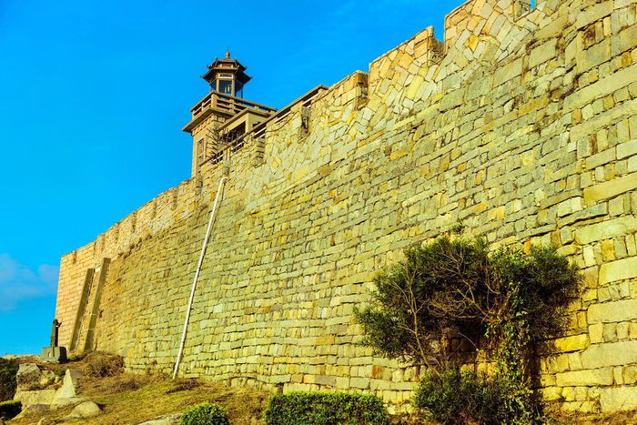 Phố cổ Chongwu là công trình được xây dựng vào thời nhà Minh để chống lại cướp biển Nhật Bản, tọa lạc tại khu vực gần eo biển Đài Loan. Đây là khu phố cổ hình chữ T hoàn chỉnh nhất ở Trung Quốc hiện nay. Những bức tường thành cổ và các tác phẩm chạm khắc đá gợi nhắc cho du khách về thời kỳ huy hoàng của thành phố cảng Tuyền Châu trong quá khứ. Ảnh: trip.