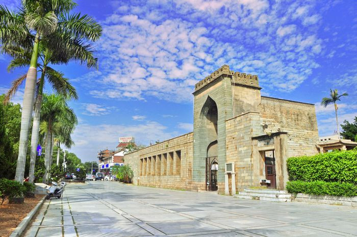 Thánh đường Qingjing là công trình kiến trúc Islam lâu đời nhất ở Trung Quốc, được xây dựng dưới triều Bắc Tống (năm 1009). Nhà thờ theo phong cách kiến trúc Ả Rập truyền thống nằm trên con phố Tumen cổ kính nhưng không tạo ra cảm giác xa lạ, ngược lại khiến du khách ngỡ ngàng trước hiện tượng giao thoa văn hóa ở Tuyền Châu. Ảnh: flickr.