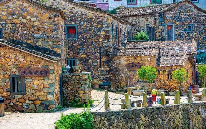 Vào thời nhà Tùy và Đường (581-907), vùng đất này trở nên nổi tiếng với đồ gốm sứ và lụa chất lượng, cũng như kỹ thuật đóng tàu tuyệt vời. Trong suốt 400 năm dưới triều đại nhà Tống và Nguyên (960-1368), Tuyền Châu đạt đến sự thịnh vượng khi tạo lập mối quan hệ thương mại với gần 100 quốc gia, bao gồm những vùng đất xa xôi như Trung Đông và châu Âu. Hàng chục nghìn thương nhân, nhà truyền giáo, nhà thám hiểm và sứ thần ngoại quốc đã sống và làm việc tại thành phố này. Ảnh: China Highlights.