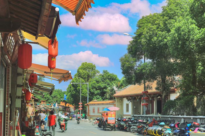 Ngày nay, Tuyền Châu là thành phố lịch sử và văn hóa nổi tiếng Trung Quốc với sự giao hòa giữa văn hóa phương đông và phương tây. Phố Tây là biểu tượng cho sự thịnh vượng của Tuyền Châu, chứng nhân cho những thay đổi của thành phố sau nhiều thăng trầm lịch sử. Đây cũng là khu phố cổ được bảo tồn nguyên vẹn nhất ở Tuyền Châu. Khi tản bộ trên những con phố, du khách sẽ có cảm giác đang mua sắm trong đô thị sầm uất thời nhà Đường và Tống. Ảnh: trip.