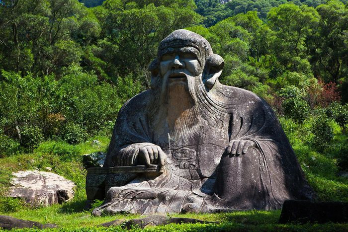 Núi Qingyuan là thánh địa nổi tiếng của Đạo giáo. Địa danh này được mệnh danh "ngọn núi Bồng Lai đầu tiên ở Phúc Kiến" vào thời nhà Nguyên. Núi Qingyuan có tượng Lão Tử bằng đá lớn nhất Trung Quốc, với kỹ thuật chạm khắc đá độc đáo và lâu đời. Du khách có thể ngắm nhìn toàn cảnh Tuyền Châu khi leo lên đỉnh núi Qingyuan. Ảnh: 123rf.