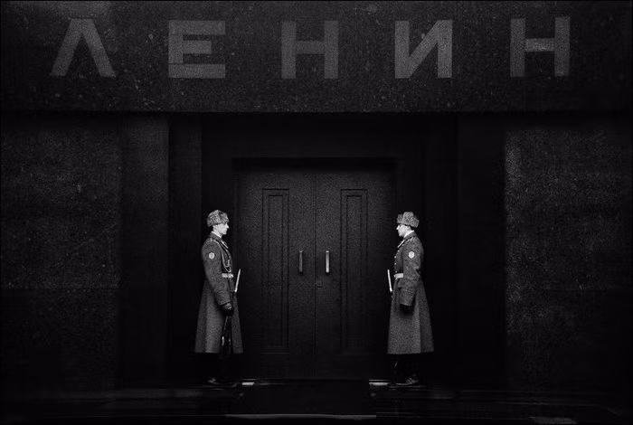 Paul B Goode chú thích cho bức ảnh dự thi: "Tôi đã đến Liên Xô 10 lần trong khoảng năm 1988-1992. Tôi làm việc tại công ty múa ballet lâu đời nhất thế giới tên Bolshoi Ballet. Tôi hay lang thang trên đường phố để chụp ảnh người xung quanh. Đó là khoảng thời gian đen tối nhưng thú vị. Bạn có thể thấy cả sự tuyệt vọng và hy vọng trên khuôn mặt mỗi người". Nỗ lực nắm bắt cảm xúc của nhân vật giúp tác giả giành chiến thắng ở vị trí thứ 3.