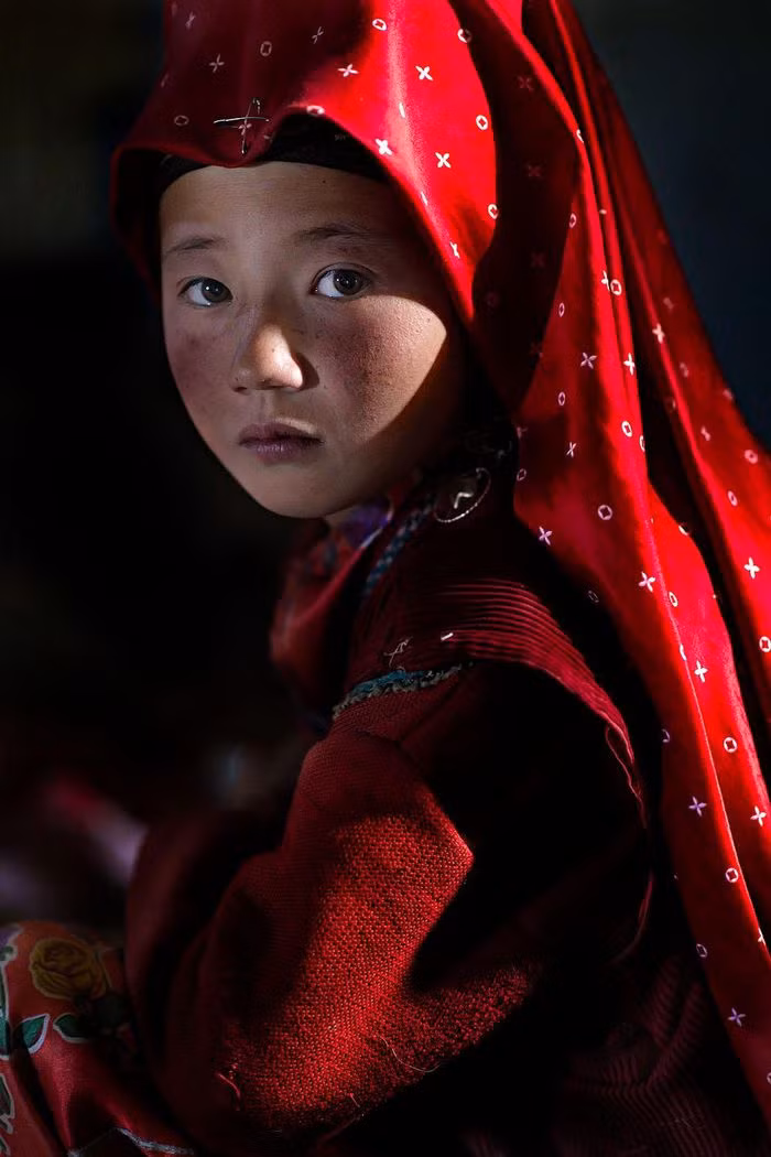 Tác phẩm này là một phần trong loạt ảnh "My Red Pamir" của nhiếp ảnh gia Nicola Ducati. Tác giả gặp những người phụ nữ trong trang phục đỏ truyền thống ở vùng núi cao Afghanistan: "Họ sống trong khói bụi của những sa mạc nhưng dường như là nữ hoàng". Dân tộc Kyrgyz có khoảng 1.200 người sống rải rác trên khắp lãnh thổ rộng lớn của khu vực Pamir.