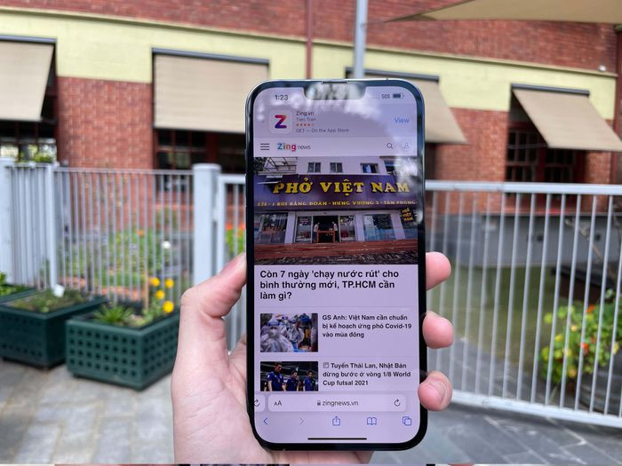 iPhone 13 Pro Max được trang bị công nghệ ProMotion 120 Hz với độ sáng tối đa 1.200 nit. Những nâng cấp này giúp sản phẩm có thể hiển thị tốt hơn ở điều kiện ngoài trời và giúp người dùng có thao tác vuốt, cuộn mượt mà hơn.