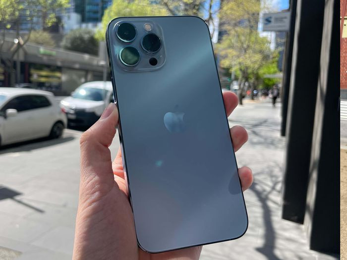 Chiếc iPhone 13 Pro Max 256 GB phiên bản màu Sierra Blue được một người Việt mua với giá 2.019 AUD, tương đương khoảng 33 triệu đồng.