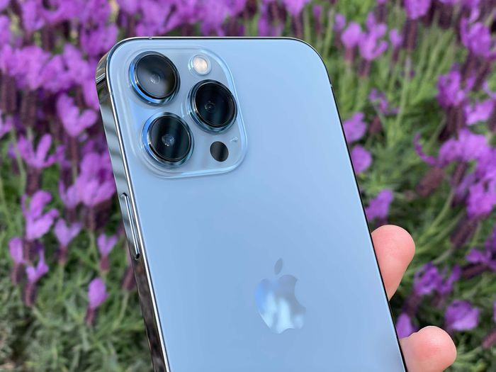 iPhone 13 Pro Max sở hữu bộ 3 camera 12 MP với nhiều nâng cấp. Máy ảnh chính có cảm biến lớn hơn để thu nhận nhiều ánh sáng, camera góc siêu rộng có khẩu độ mở rộng hơn, ống kính telephoto có thể zoom tối đa 3x. Theo Apple, khả năng zoom quang kết hợp từ 3 camera của iPhone 13 Pro lên đến 6x.