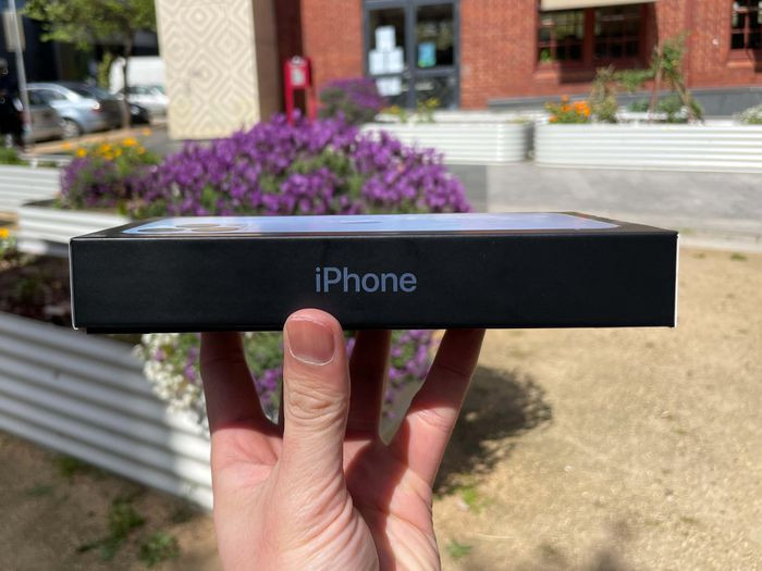 Tiếp tục "truyền thống" bảo vệ môi trường, hộp của iPhone 13 Pro Max bị cắt giảm củ sạc và tai nghe nên có kích thước khá mỏng. Ngoài ra, khác với dòng iPhone 13 thường có hộp màu trắng, những chiếc iPhone 13 Pro/Pro Max được đóng gói với hộp màu đen. Bên cạnh đó, Apple còn lần đầu sử dụng loại seal bằng giấy, thay thế cho vỏ bọc nylon trên những thế hệ cũ.