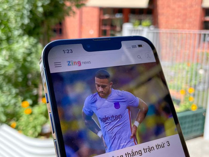 Apple cũng điều chỉnh phần "notch" trên iPhone 13 nhỏ hơn 20% so với người tiền nhiệm. Tuy phần khuyết đỉnh chiếm ít diện tích hơn nhưng lại không giúp thiết bị hiển thị thêm nhiều thông tin.