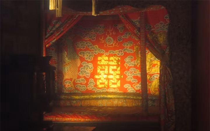 Giường vua nằm (long sàng) được trang trí cầu kỳ, thêu long-phụng với chữ song hỷ màu vàng trên nền đỏ rực rỡ.