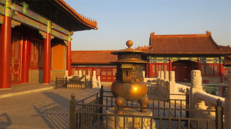 Những hoàng đế Trung Hoa cổ xưa được sở hữu tam cung, lục viện, thất thập nhị phi, nhưng thông thường trong cuộc đời mỗi hoàng đế chỉ được kết hôn một lần chính thức, được gọi là “đại hôn”. Tuy vậy, cũng có những ngoại lệ, khi hoàng hậu bị truất ngôi thì nhà vua có thể tái hôn.