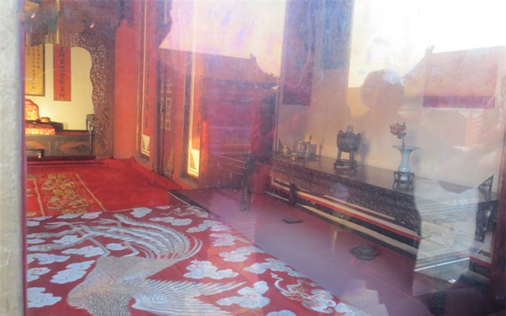 Chuyện chăn gối của Hoàng đế thường được các Thái giám chăm lo. Các thái giám ở Kính sự phòng - nơi lưu giữ sổ sách theo dõi và sắp xếp chuyện chăn gối của Hoàng đế - giúp Vua chọn ra cung nữ, phi tần để hầu hạ.