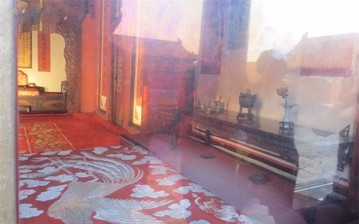 Chuyện chăn gối của Hoàng đế thường được các Thái giám chăm lo. Các thái giám ở Kính sự phòng - nơi lưu giữ sổ sách theo dõi và sắp xếp chuyện chăn gối của Hoàng đế - giúp Vua chọn ra cung nữ, phi tần để hầu hạ.