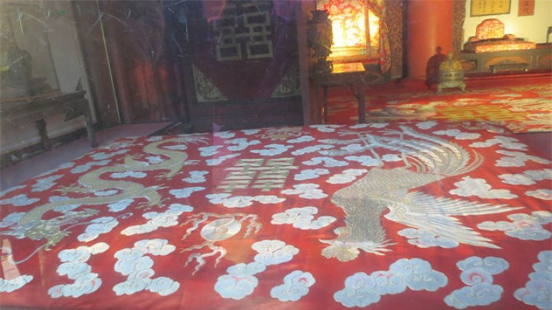 Trên đệm cũng có đôi long-phụng và chữ song hỷ ở giữa.