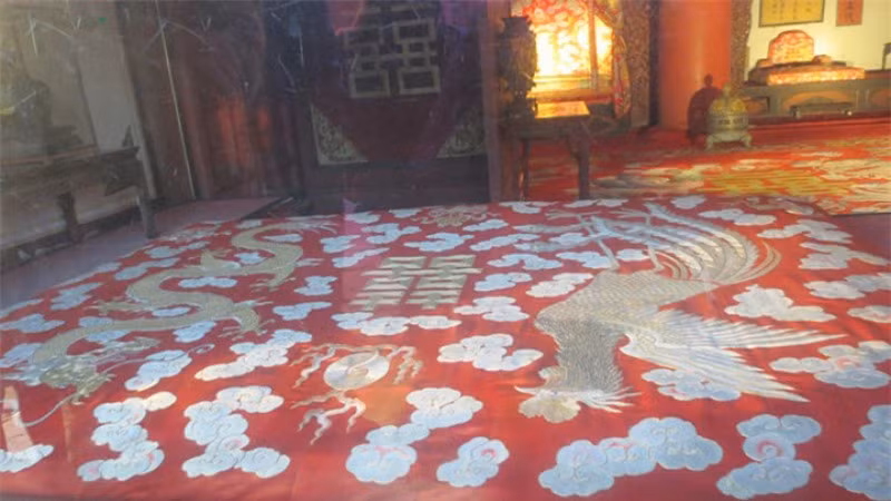 Trên đệm cũng có đôi long-phụng và chữ song hỷ ở giữa.